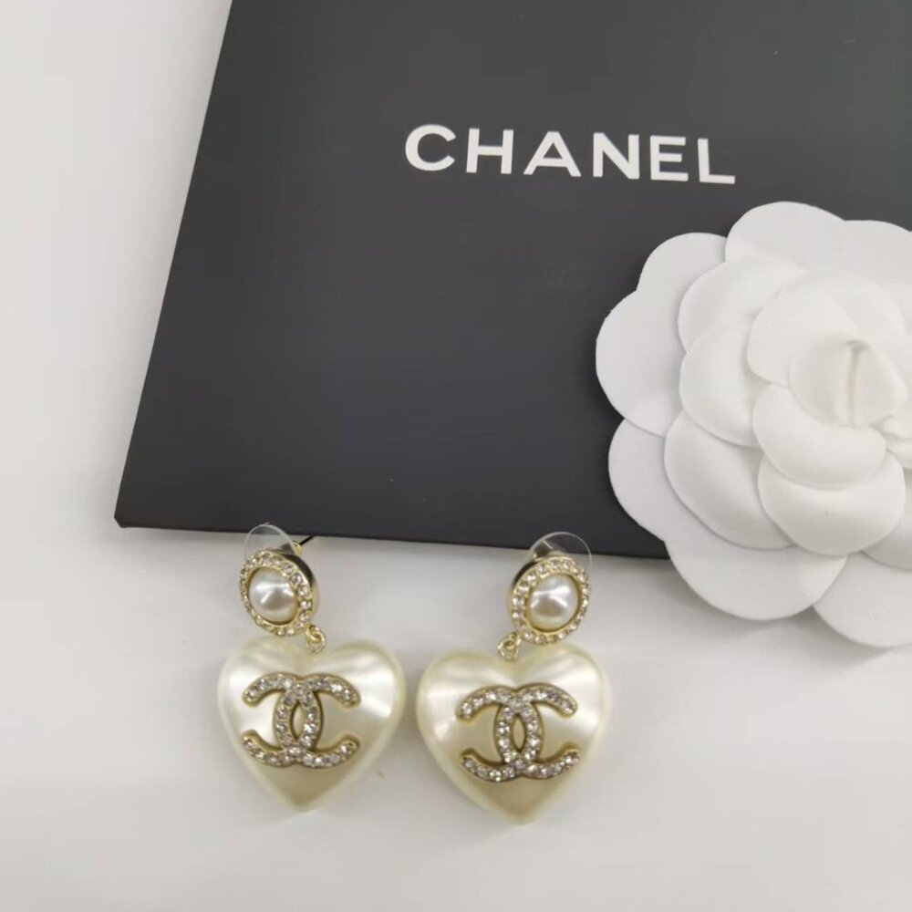 đChanel earrings - Picture 2 of 5